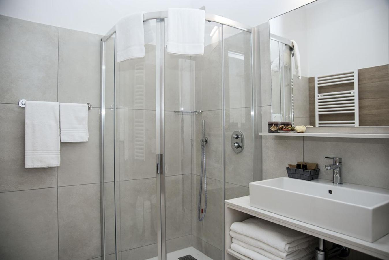 Camelot Appartamenti - Business E Holiday San Martino Buon Albergo Bagian luar foto
