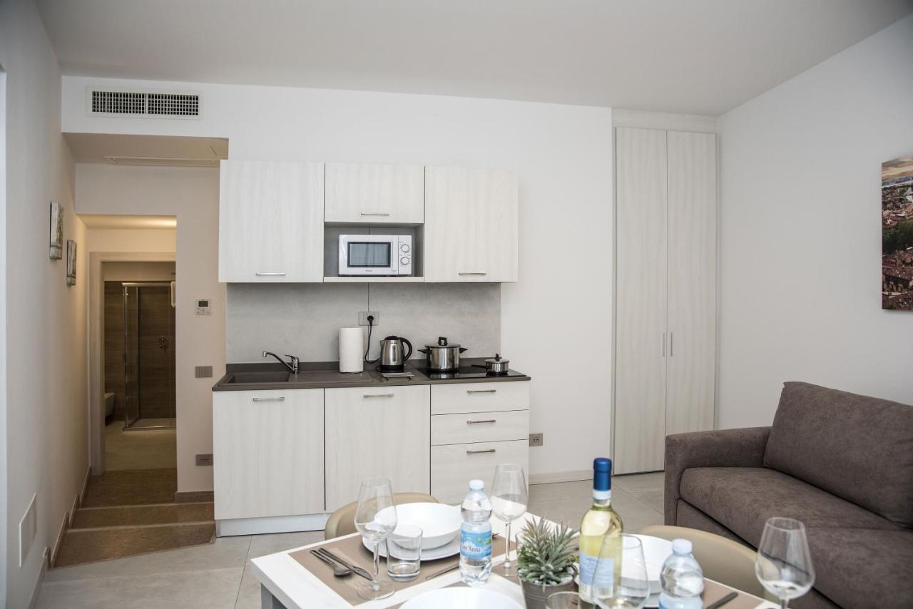 Camelot Appartamenti - Business E Holiday San Martino Buon Albergo Bagian luar foto