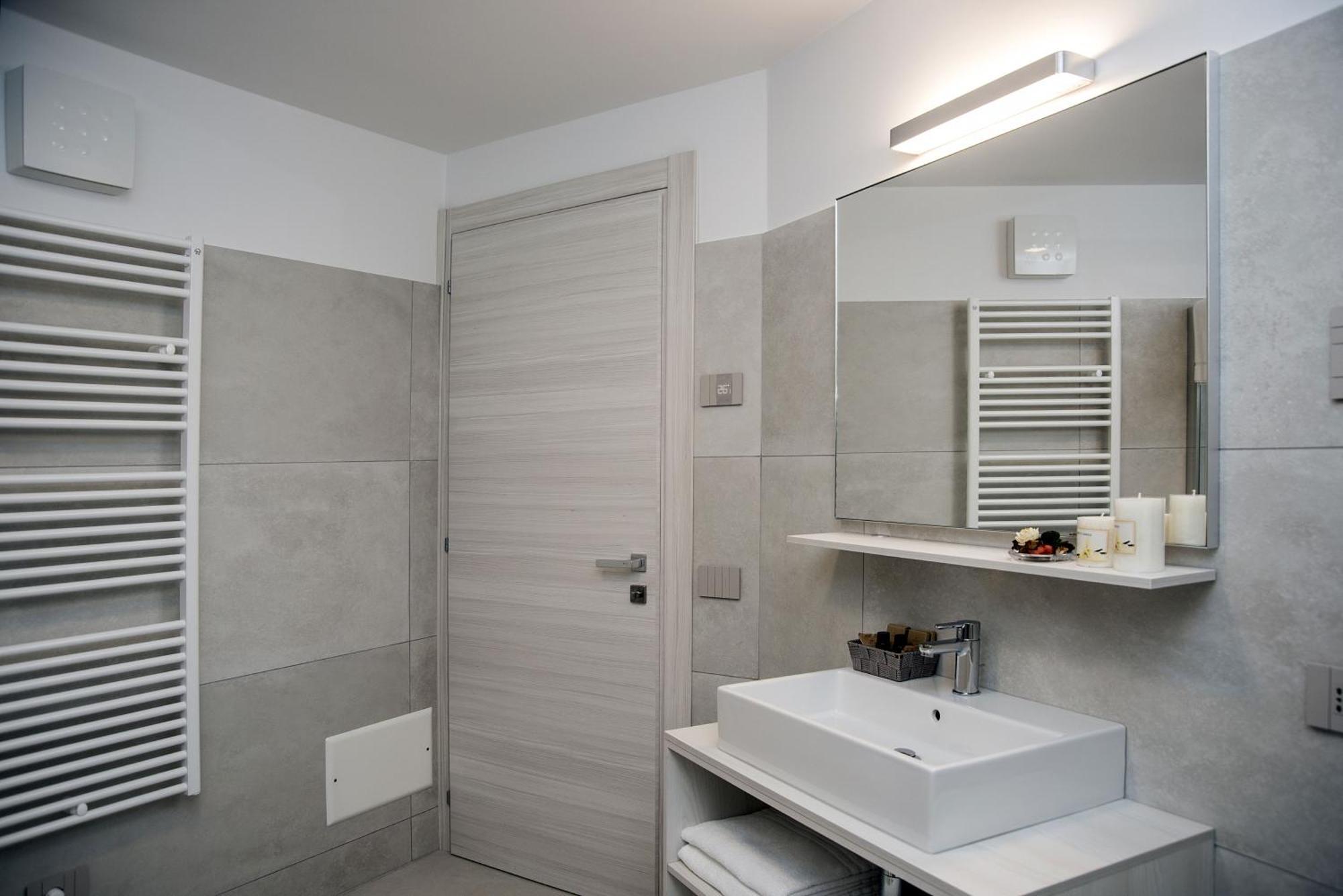 Camelot Appartamenti - Business E Holiday San Martino Buon Albergo Bagian luar foto